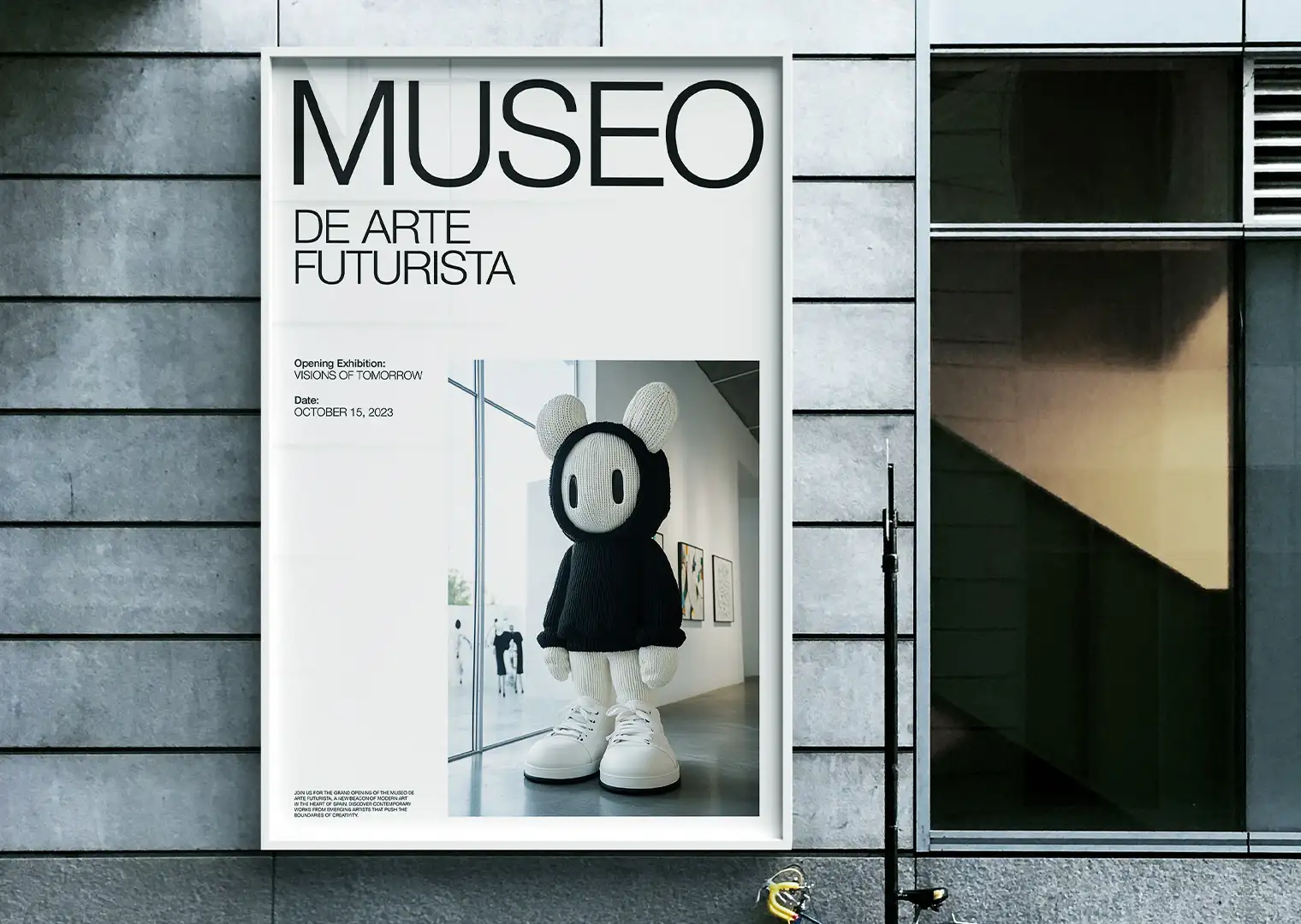 Plakat for 'Museo de Arte Futurista' udstilling med en futuristisk, humanoid figur i et galleri, der repræsenterer moderne kunst og visuel kommunikation.